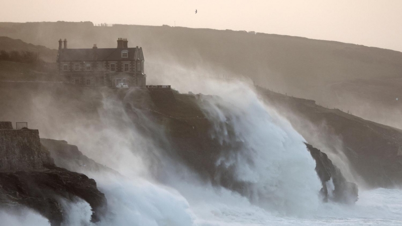 Olas gigantes provocadas por la tormenta Eunice en  Porthleven, Cornwall, el 18 de febrero de 2022.