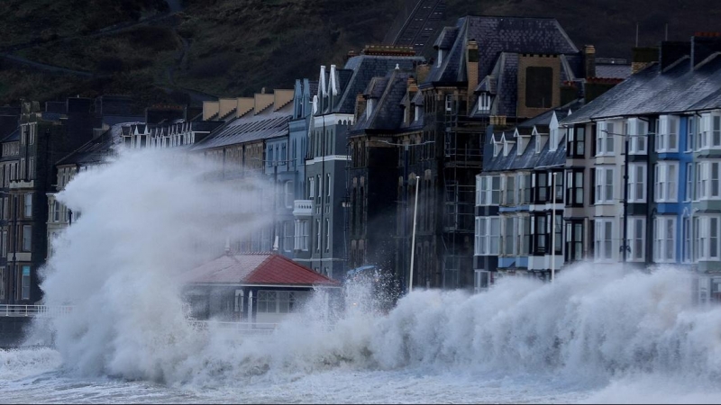 Olas causadas por la tormenta Eunice en Gales, el 18 de febrero de 2022.