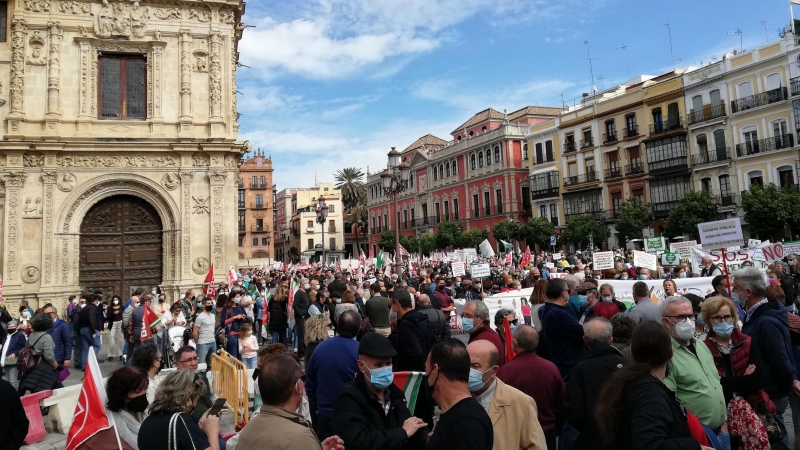 Manifestantes en Sevilla en defensa de la sanidad pública andaluza.