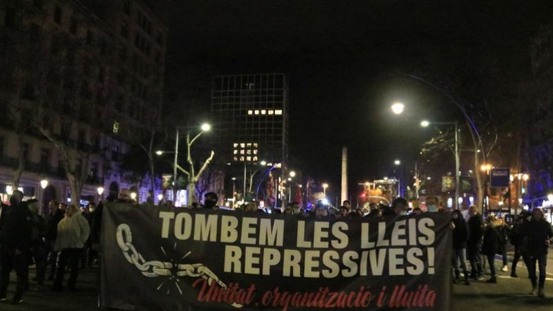 Capçalera de la manifestació 'Tombem les lleis repressives' caminant pel passeig de Gràcia de Barcelona.