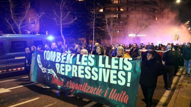 La manifestació per exigir l'alliberament de Hasel i d'altres encausats al seu pas per davant de la comissaria de la Policia Nacional de Lleida, blindada per un dispositiu policial.