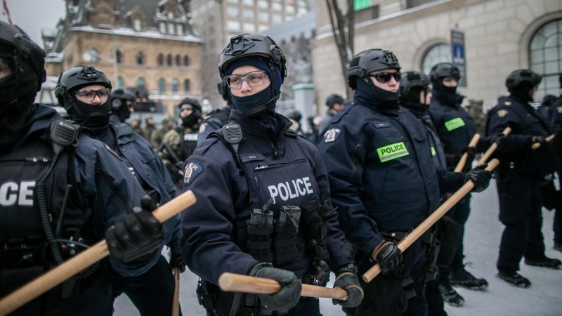 19/02/2022 La Policía canadiense desaloja con porras y gas pimienta de las calles de Ottawa a los manifiestantes antivacunas