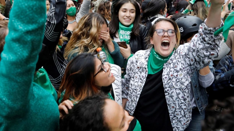 Mujeres celebran la decisión de la Corte Constitucional de aprobar la despenalización parcial del aborto.