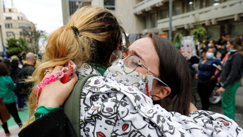 Mujeres celebran la decisión de la Corte Constitucional de aprobar la despenalización parcial del aborto.