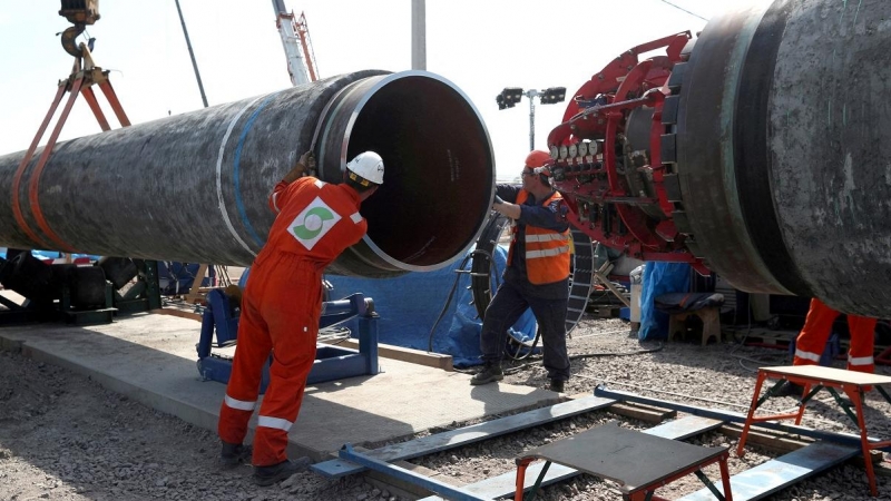 Los operarios trabajan en la construcción del gaseoducto Nord Stream 2.