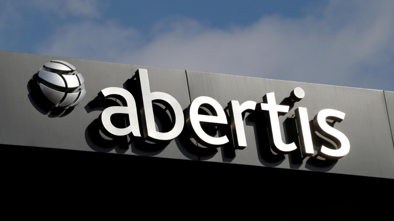 El logo de Abertis, en su sede en Barcelona. REUTERS/Eric Gaillard.
