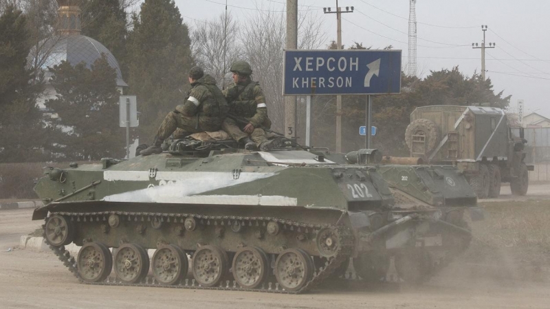 Militares rusos sobre un vehículo blindado con la letra 'Z' pintada, al inicio del ataque sobre Ucrania, en la ciudad de Armyansk (Crimea). REUTERS/Stringer