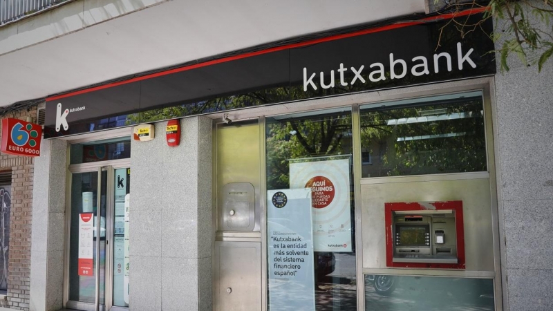 Exterior de una sucursal del banco Kutxabank en Madrid. E.P./Jesús Hellín
