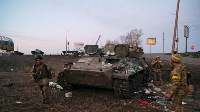 El ejército ucraniano al lado de un vehículo armado ruso.