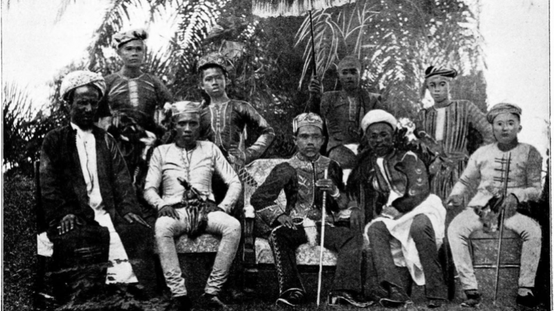 El sultán de Joló rodeado de su círculo de confianza, a finales del siglo XIX