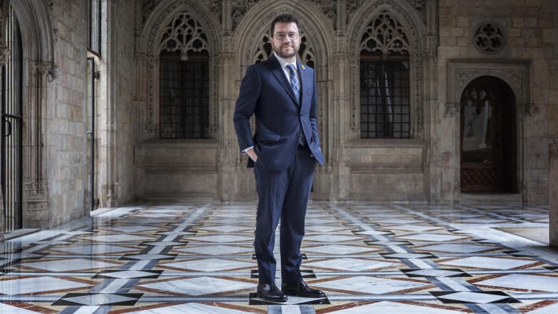 Aragonès fotografiat a la Galeria Gòtica del palau de la Generalitat davant l'accés al Pati dels Tarongers.