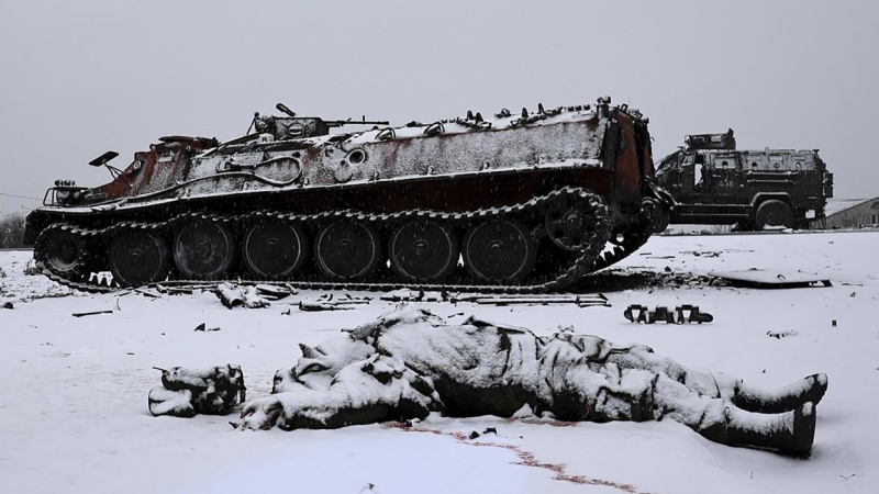 El cuerpo sin vida de un soldado yace junto a un APC ruso quemado después de que el ejército ucraniano lo atacara el día anterior cerca de la ciudad de Kharkiv, Ucrania, el 25 de febrero.