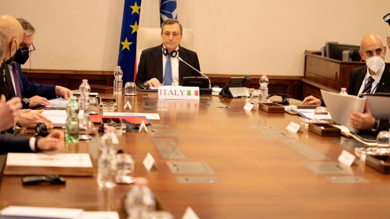 Una fotografía facilitada por la Oficina de Prensa del Palacio Chigi muestra al primer ministro italiano, Mario Draghi, participando en la cumbre de la OTAN por videoconferencia.