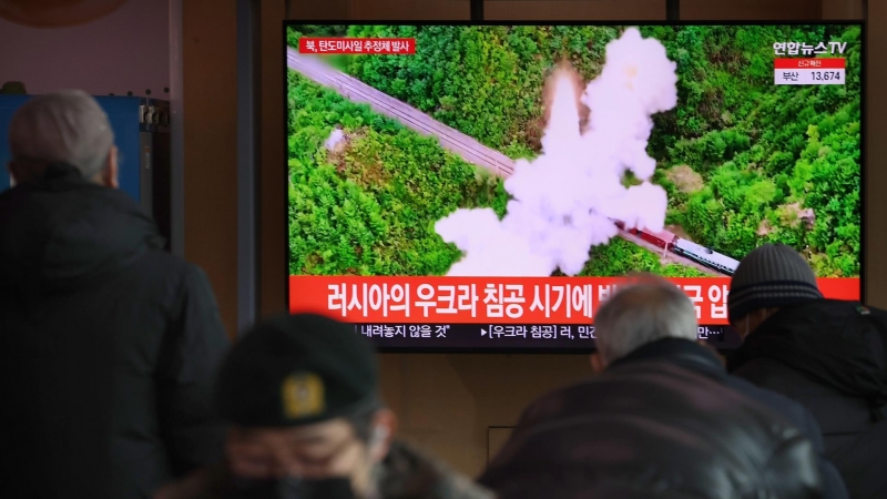 Noticias sobre el lanzamiento de un presunto misil balístico por parte de Corea del Norte se transmiten en un televisor en la estación de Seúl en Seúl, Corea del Sur, el 27 de febrero de 2022.