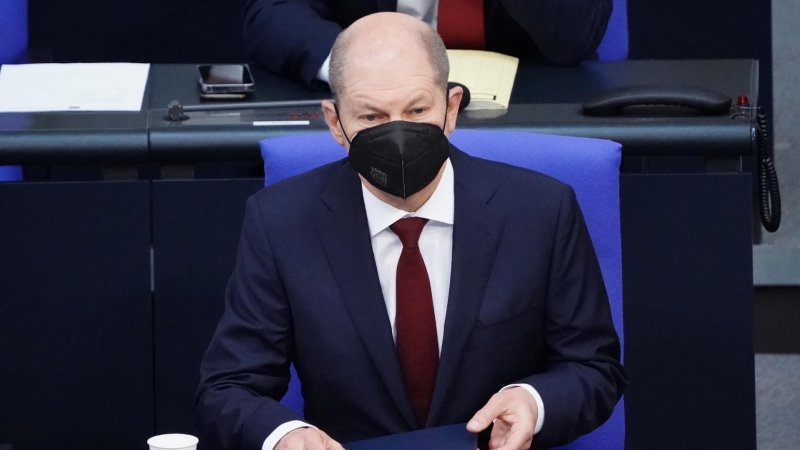 El canciller alemán Olaf Scholz se sienta en su lugar antes de entregar una declaración del gobierno en el parlamento alemán 'Bundestag' en Berlín, Alemania, el 27 de febrero de 2022.