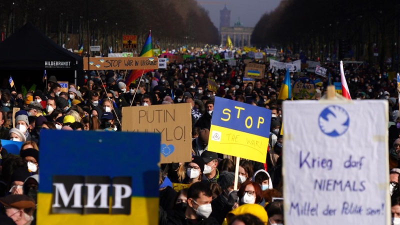 27/02/2022 Miles de personas se manifiestan contra la guerra entre Rusia y Ucrania en Berlín