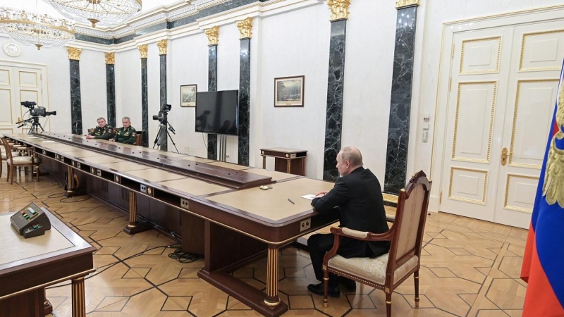 El presidente ruso, Vladimir Putin, se reúne con el ministro de Defensa y con el jefe del Estado Mayor General de las Fuerzas Armadas y decide activar su fuerza nuclear.
