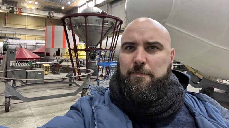 El reportero Pablo González visita una fábrica el pasado 2 de febrero de 2022 en la localidad de Dnipro, al Este de Ucrania.
