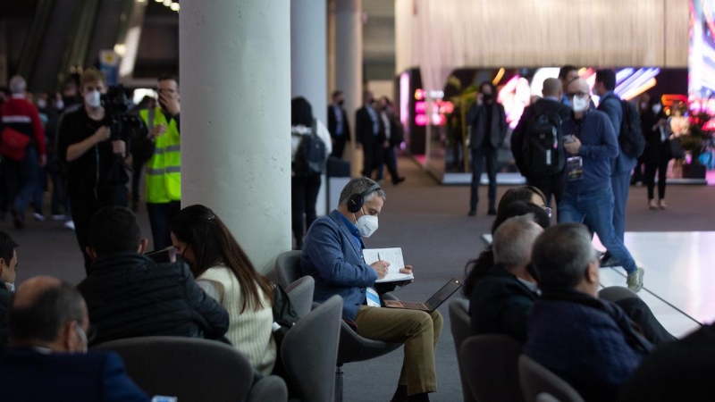 Varias personas en la inauguración del Mobile World Congress 2022, a 28 de febrero de 2022, en L'Hospitalet de Llobregat, Barcelona.