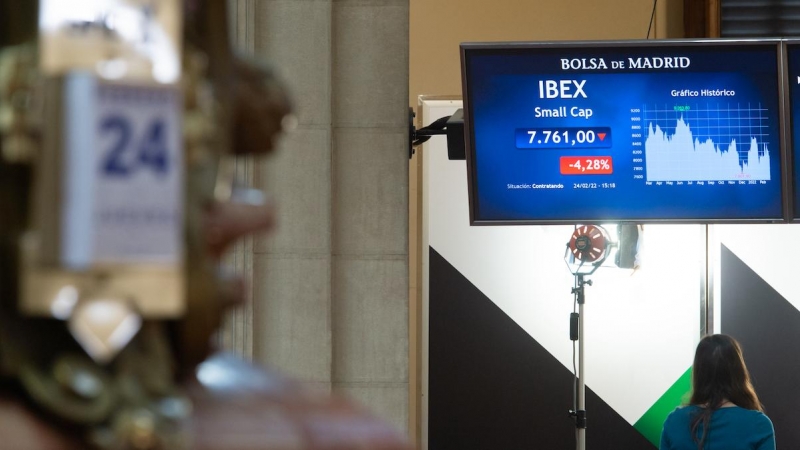 Valores del Ibex 35 en la Bolsa de Madrid el día que Rusia ha iniciado ataques a Ucrania, a 24 de febrero de 2022, en Madrid.