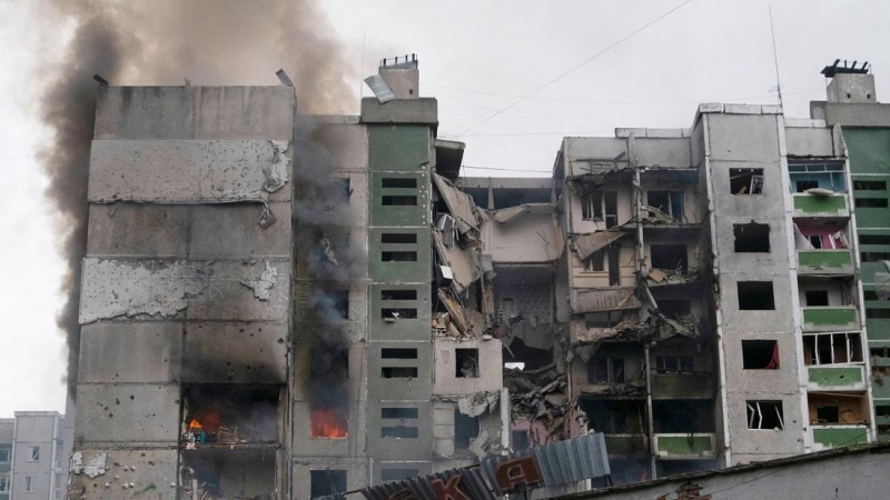 Una vista muestra un edificio residencial dañado por los recientes bombardeos, mientras continúa la invasión rusa de Ucrania, en Chernihiv, Ucrania, el 3 de marzo de 2022.