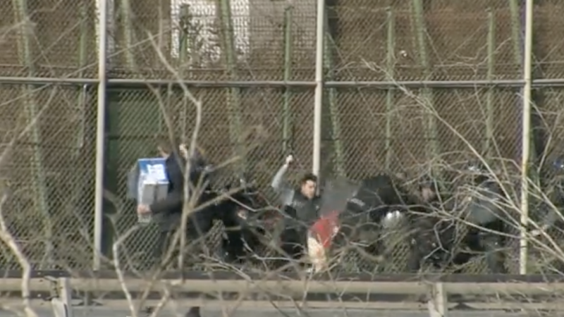 Instante en el que el migrante es linchado por los agentes junto a la valla de Melilla.