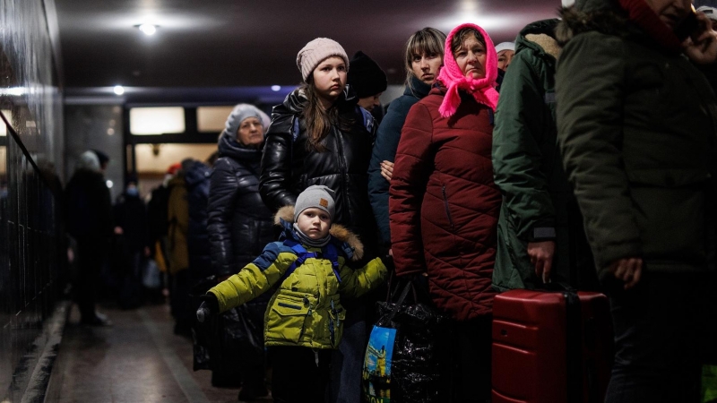 4/3/22-Un grupo de personas esperan en la estación de tren de Lviv, a 2 de marzo de 2022, en Leópolis (Ucrania).