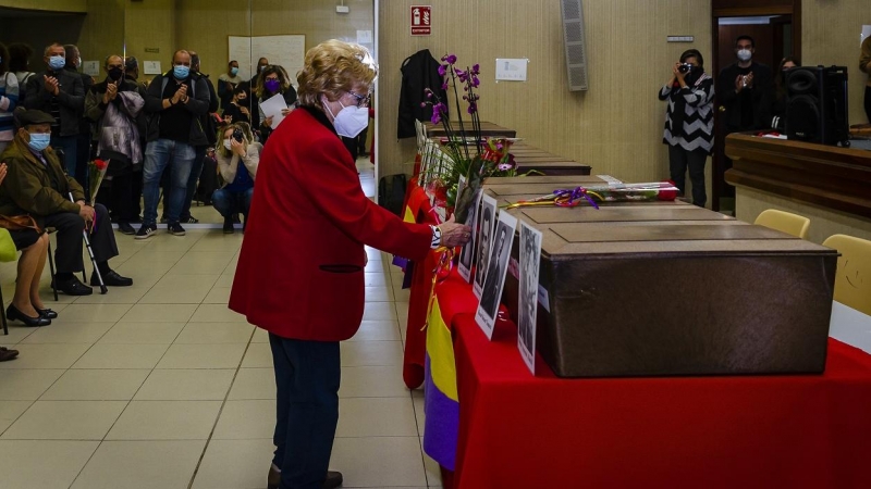Ceremonia de la entrega de los cuerpos identificados tras la exhumación en el cementario de Paterna (Valencia) de la fosa común 120 de represaliados por el franquismo.