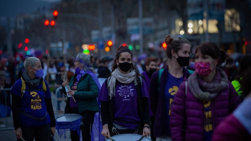 07/03/2022. Varias mujeres participan en una batukada durante una concentración con motivo del Día Internacional de la Mujer en Barcelona, a 08/03/2021.