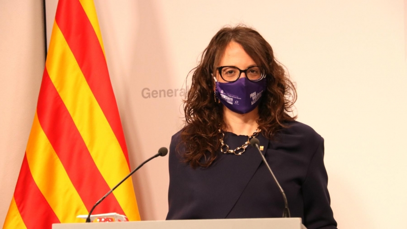La consellera d'Igualtat i Feminismes, Tània Verge, atén la premsa al Palau de la Generalitat.