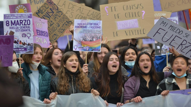 Varias mujeres en una manifestación estudiantil feminista con carteles por el 8M, Día Internacional de la Mujer, en la Puerta del Sol de Madrid, este 8 de marzo de 2022.