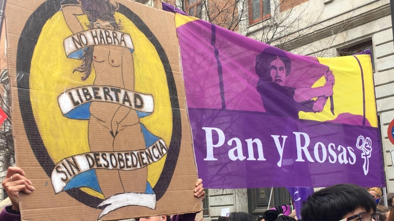 Varios carteles en una manifestación estudiantil feminista por el 8M, Día Internacional de la Mujer, en la Puerta del Sol, a 8 de marzo de 2022, en Madrid.