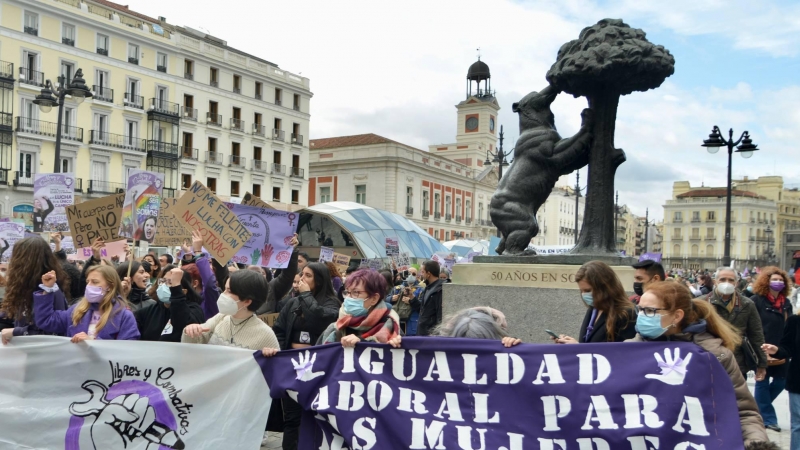 Grupos de personas con pancartas en una manifestación estudiantil feminista por el 8M, Día Internacional de la Mujer, en la Puerta del Sol, a 8 de marzo de 2022, en Madrid (España).