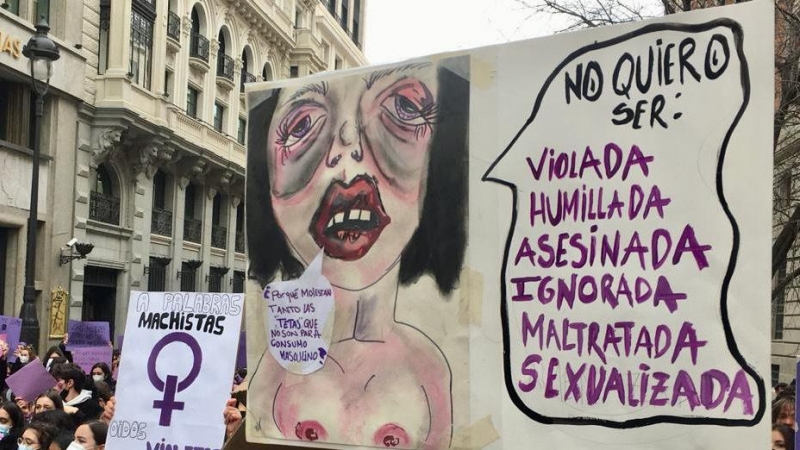 Un cartel en una manifestación estudiantil feminista por el 8M, Día Internacional de la Mujer, en la Puerta del Sol, a 8 de marzo de 2022, en Madrid (España).