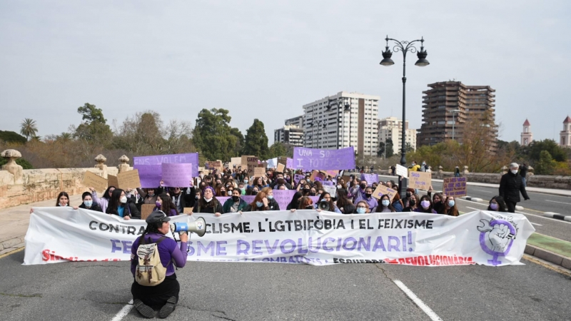 Varias personas con carteles participan en una manifestación estudiantil feminista por el 8M, Día Internacional de la Mujer, a 8 de marzo de 2022, en València.