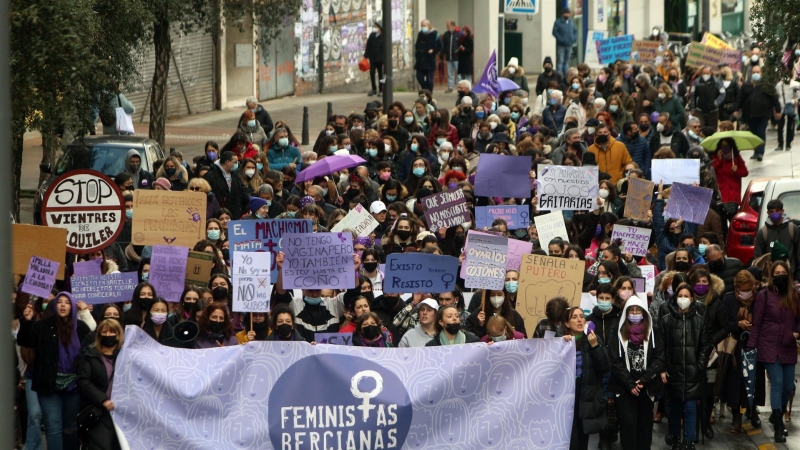 Cientos de mujeres participan este martes en una marcha con motivo del Día Internacional del Día de la Mujer en Ponferrada este 8 de marzo de 2022.