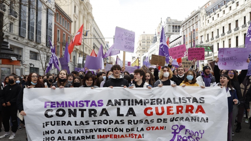 Una decena de personas sostienen una pancarta en la manifestación convocada por el Sindicato de Estudiantes, con motivo del Día Internacional de la Mujer, en el centro de Madrid, este martes.