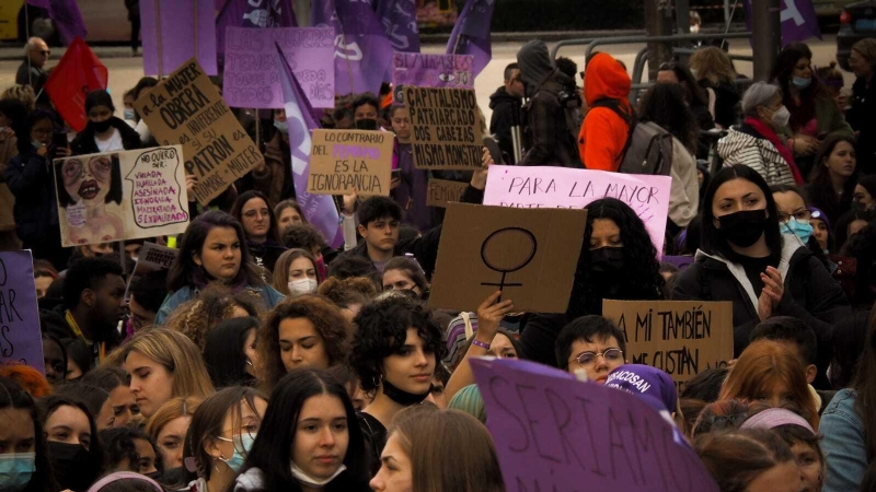 Cientos de mujeres participan con carteles este martes en la manifestación estudiantil feminista por las calles del centro de Madrid con motivo del 8M, Día Internacional de la Mujer.