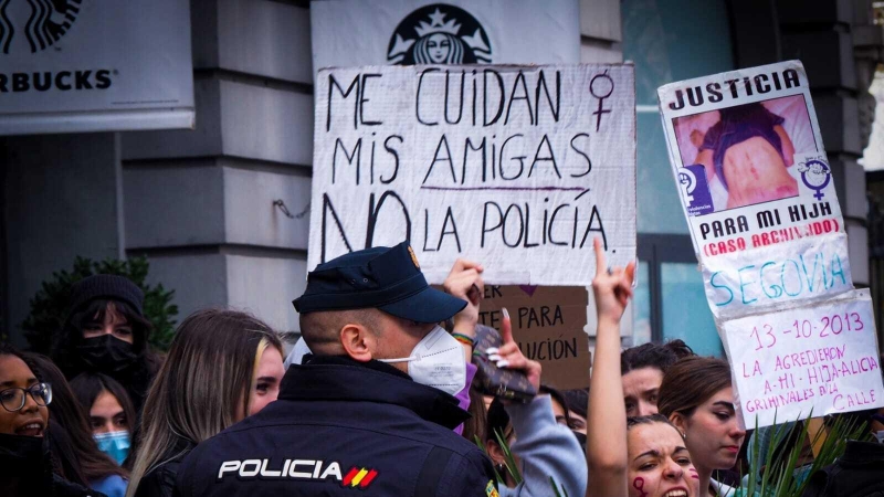 Cientos de mujeres participan con carteles este martes en la manifestación estudiantil feminista por las calles del centro de Madrid con motivo del 8M, Día Internacional de la Mujer.