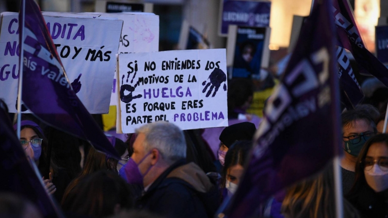 Un grupo de mujeres sostiene pancartas en una manifestación por el 8M, Día Internacional de la Mujer, a 8 de marzo de 2022, en València.