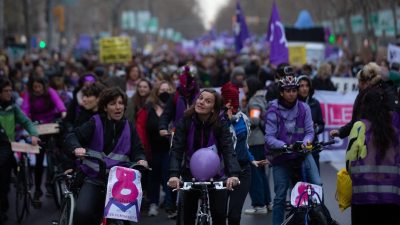 Un grup de dones en bicicleta participant en la manifestació del Dia de la Dona a Barcelona.