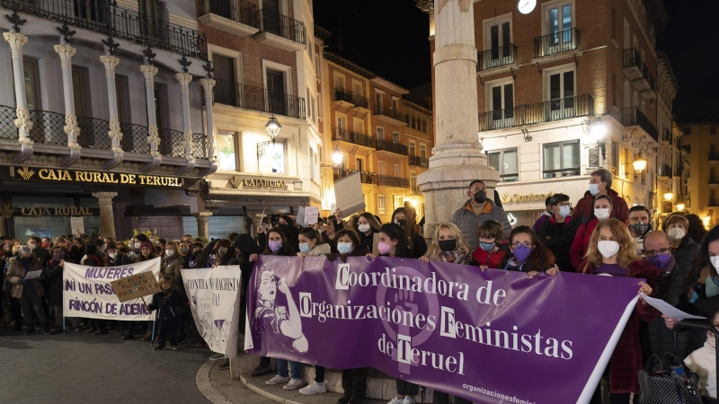 Unas 300 personas han acudido a la concentración en la plaza del Torico convocada de forma conjunta por la Asamblea 8M y la Coordinadora de Organizaciones Feministas de Teruel.