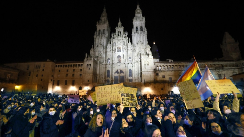 Participantes en la manifestación celebrada hoy martes 8 de marzo de 2022 a su paso por la plaza del Obradoiro de Santiago de Compostela.