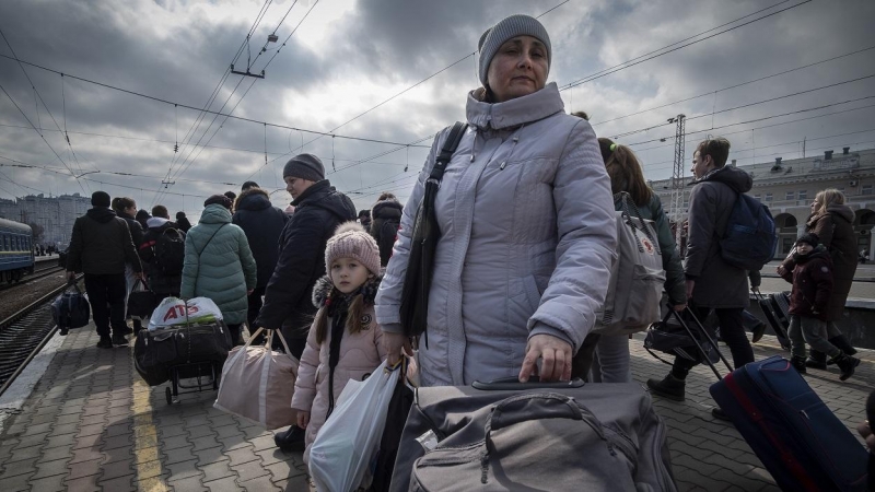 Las familias ucranianas que huyen de la guerra se agolpan en los andenes de la estación de Odesa, donde esperan un tren en dirección a la frontera con Polonia.