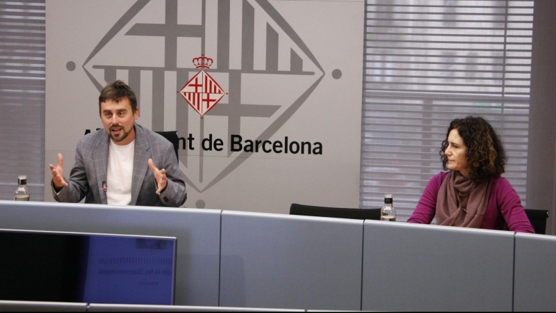 El regidor de Drets de Ciutadania i Participació de l'Ajuntament de Barcelona, Marc Serra, en la presentació del balanç anual de l'Oficina per la No Disriminació.