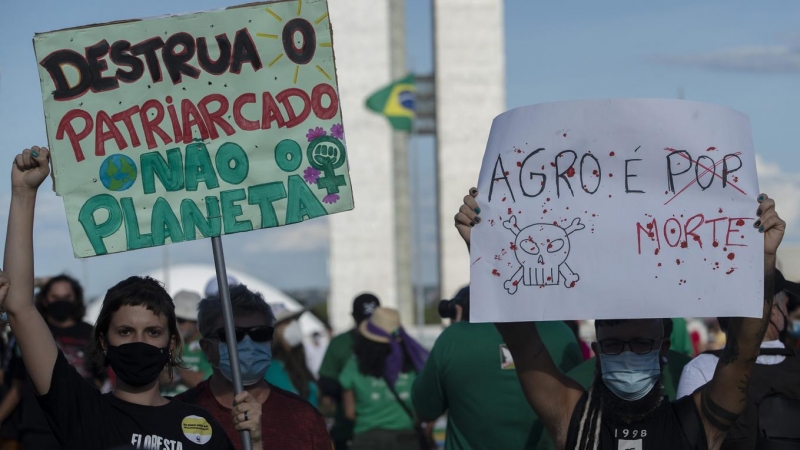 (09/03/2022) Activistas protestan contra las políticas destructoras de la Amazonia de Jair Bolsonaro.