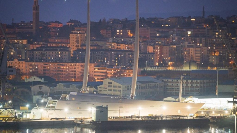 un yate de vela 'A' propiedad del oligarca ruso Andrey Melnichenko en Trieste, Italia. El yate de vela “A” es el yate de motor privado asistido por vela más grande del mundo.