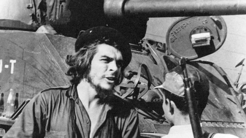 Foto de 1959 de Ernesto 'Che' Guevara luchando durante la Revolución Cubana.
