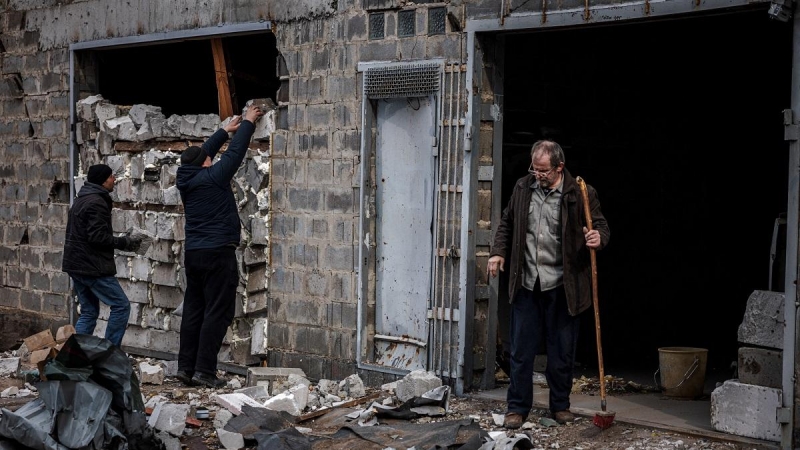 12/03/2022 Vecinos de Kiev intentan arreglar un muro en plena guerra entre Rusia y Ucrania