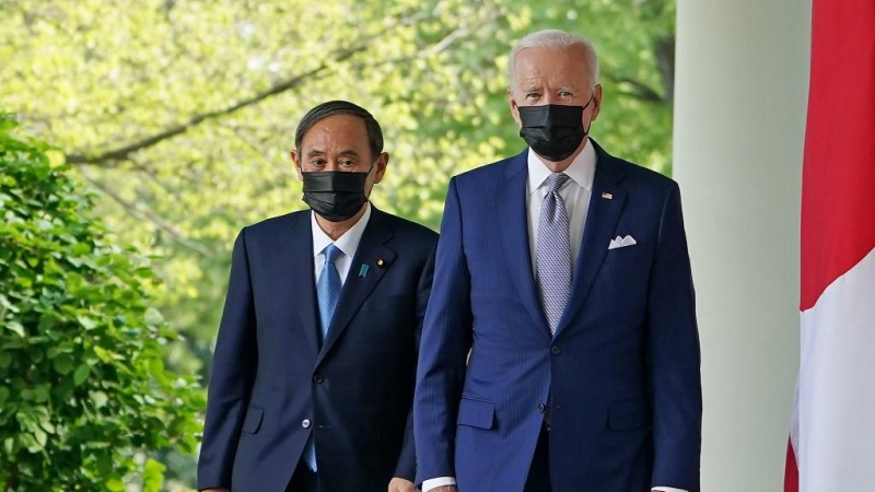 Joe Biden y el primer ministro de Japón, Yoshihide Suga, caminan por la columnata para participar en una conferencia de prensa conjunta en el Rose Garden de la Casa Blanca en Washington, DC el 16 de abril de 2021.